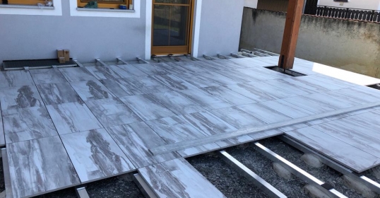 Terrasse 2cm Feinsteinzeug auf Alu-Unterkonstruktion