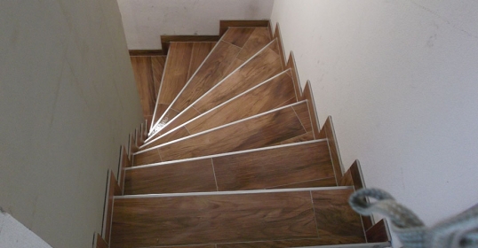 Stufenverlegung Holzfliesen